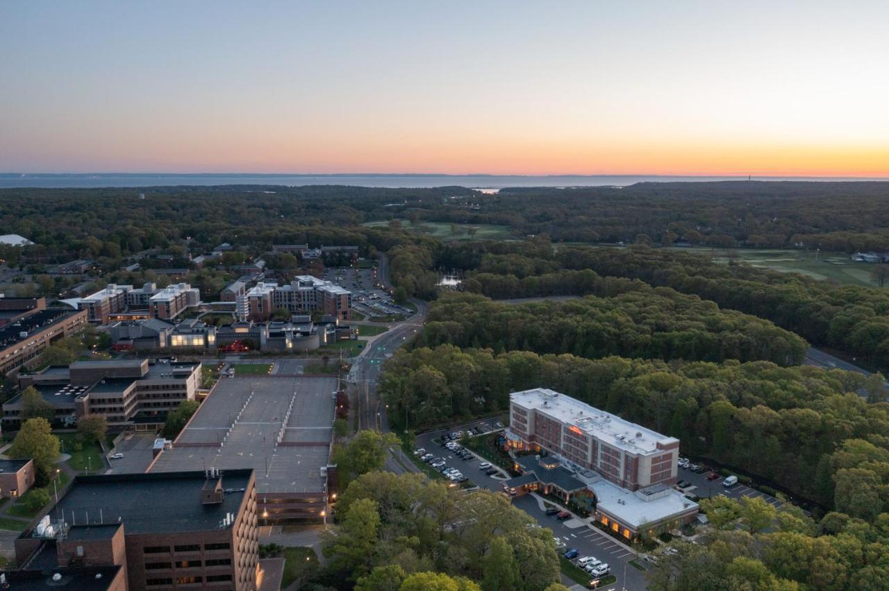 Hilton Garden Inn Stony Brook Extérieur photo