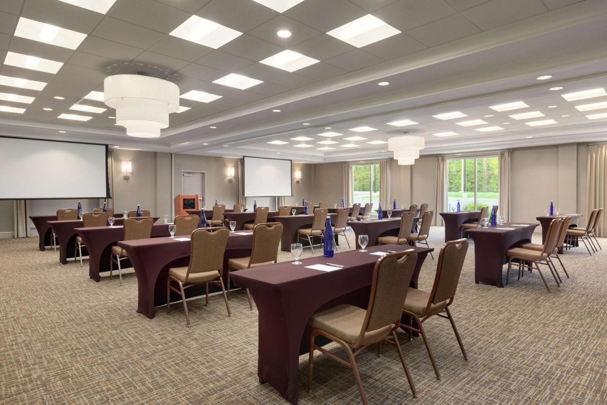 Hilton Garden Inn Stony Brook Extérieur photo