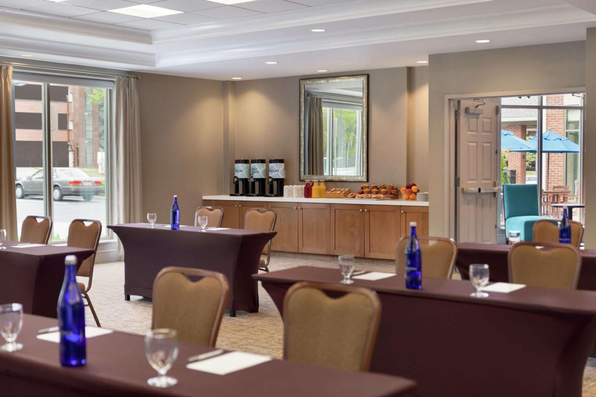 Hilton Garden Inn Stony Brook Extérieur photo