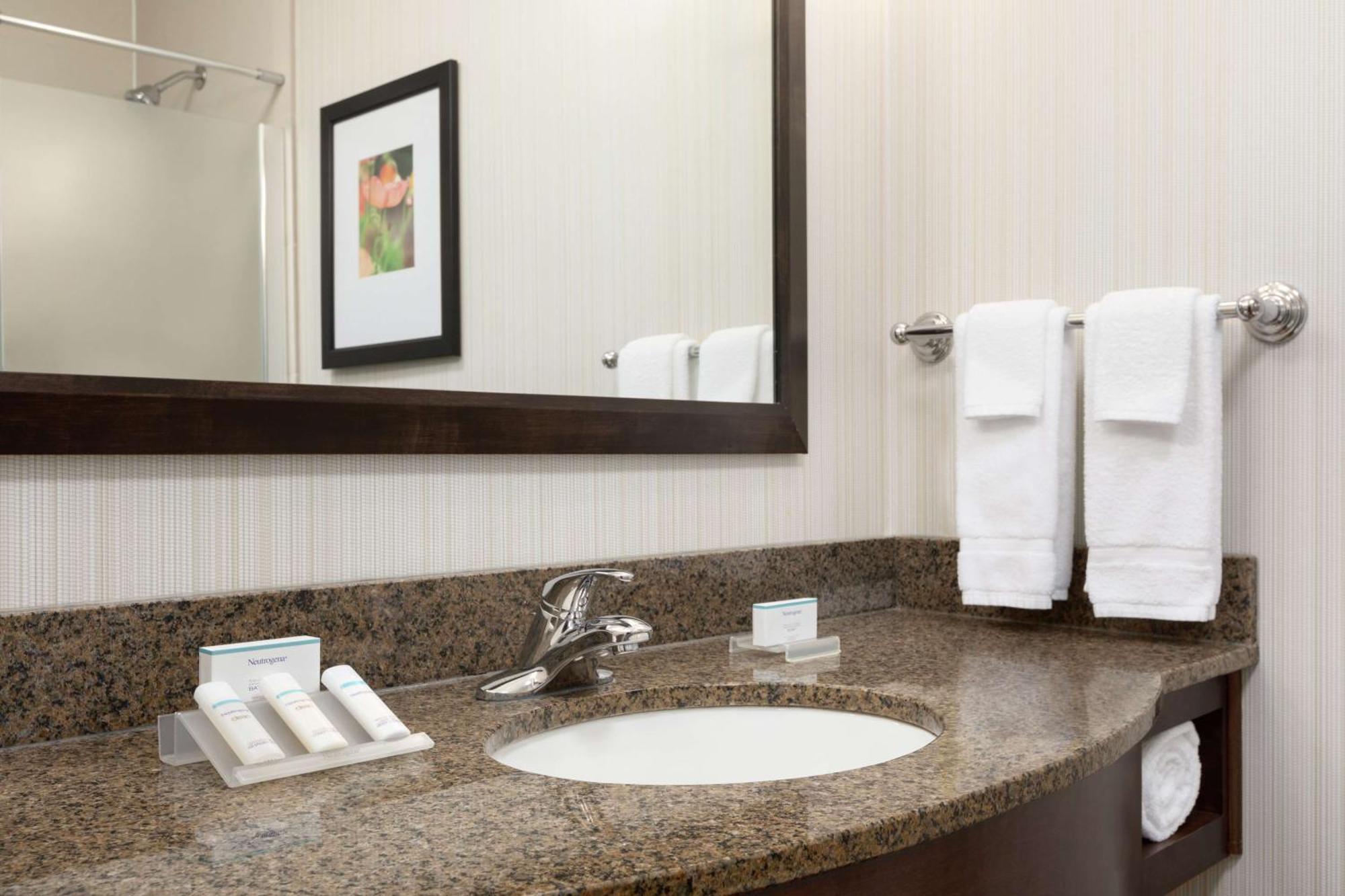 Hilton Garden Inn Stony Brook Extérieur photo